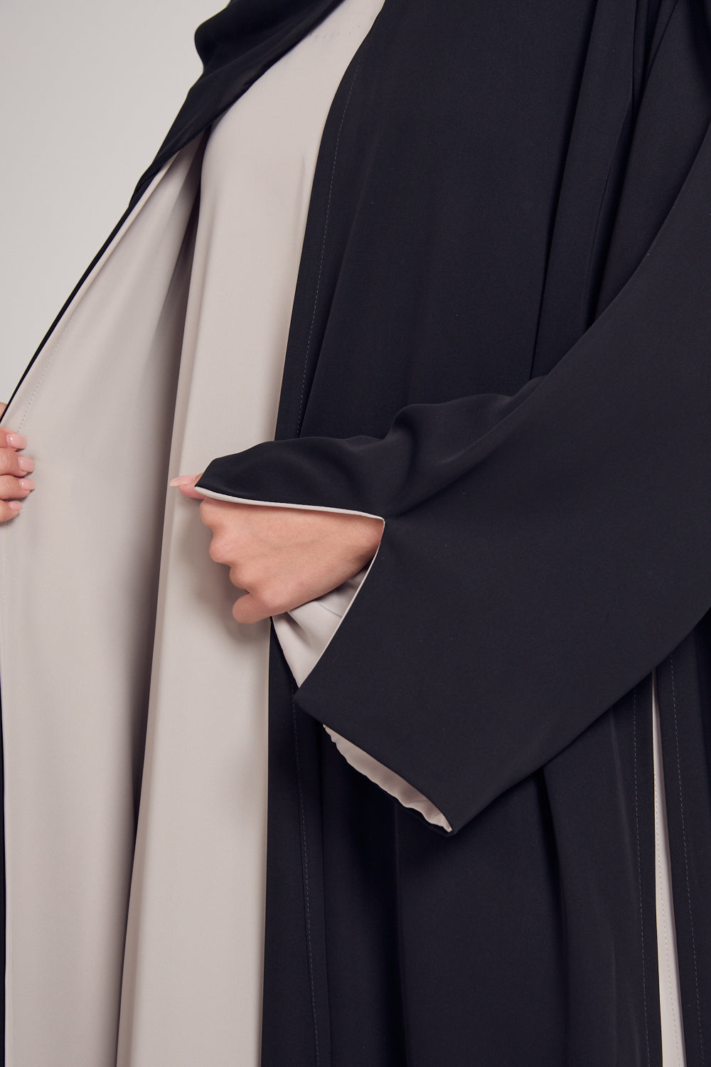 عباية مفتوحة مزينة بأوراق شجر الورد الفاخرة - أسود