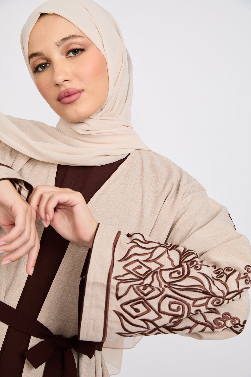 طقم عباية مفتوح بأكمام مطرزة متباينة مكون من أربع قطع - كابتشينو متبل