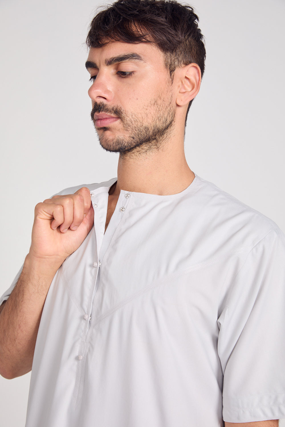 ثوب إماراتي فاخر بأكمام قصيرة - ملح صخري