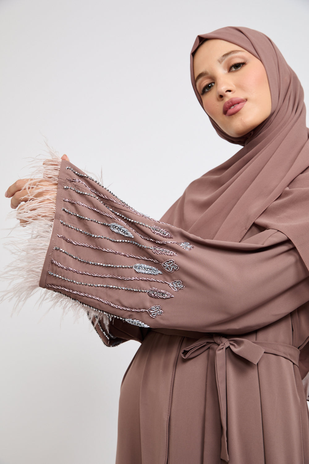 عباية مفتوحة بأكمام مزينة بالورود والريش - وودروز