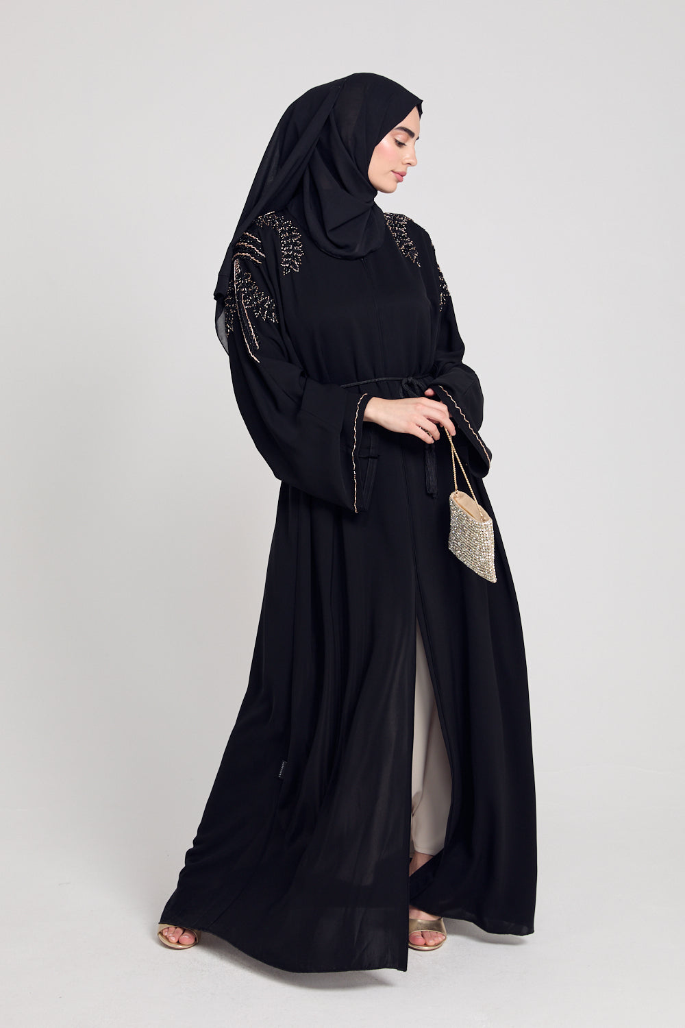 عباية مفتوحة مزينة بالكريستال الفاخر - أسود وذهبي