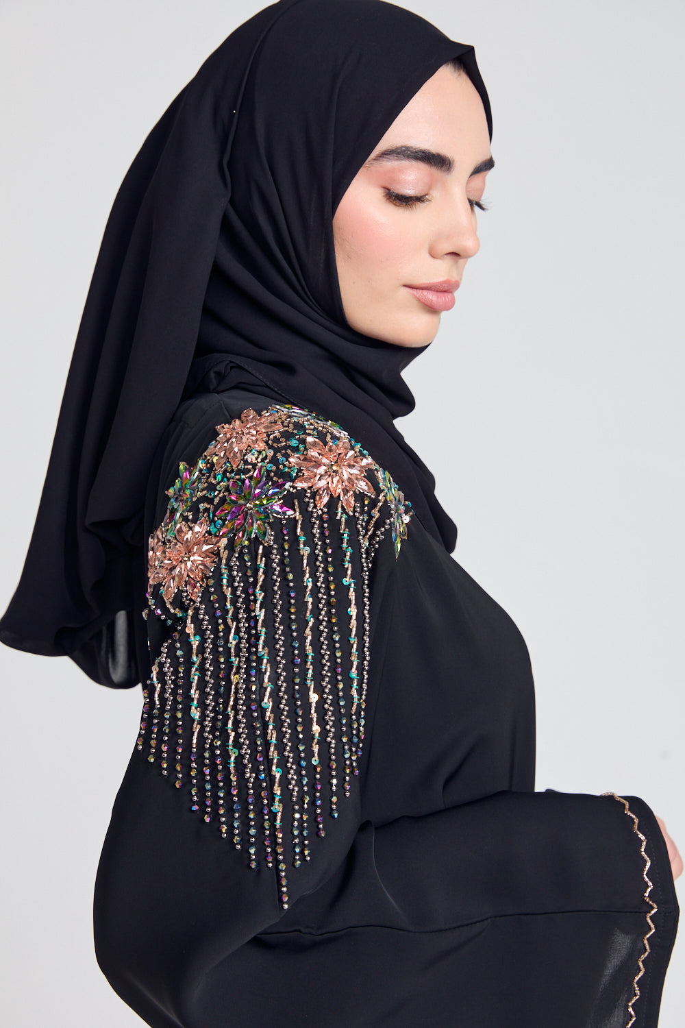 عباية مفتوحة مزينة بالكريستال الفاخر - مزينة بتفاصيل زهور اللوتس