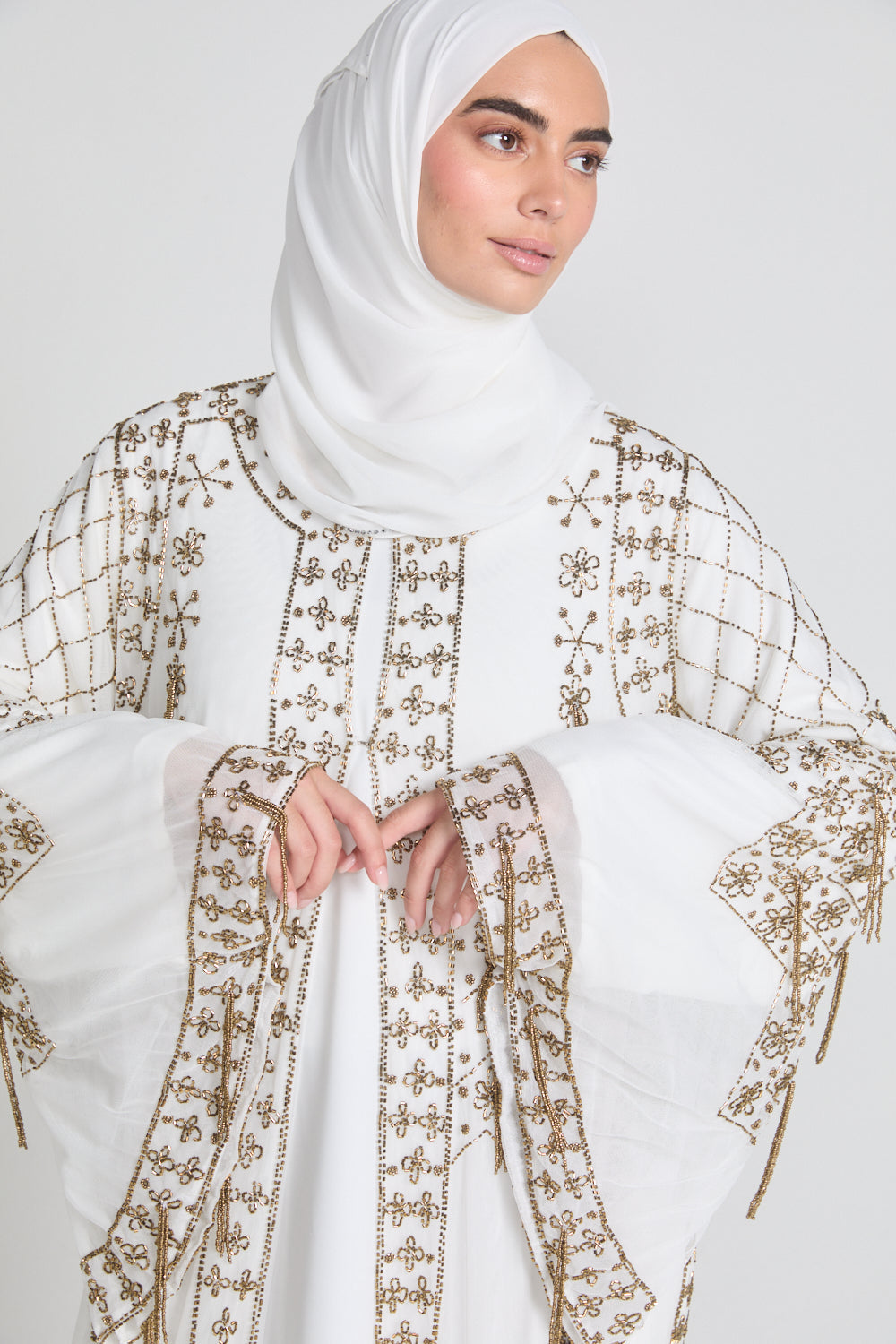 عباية مفتوحة فاخرة باللونين الأبيض والذهبي اللامع