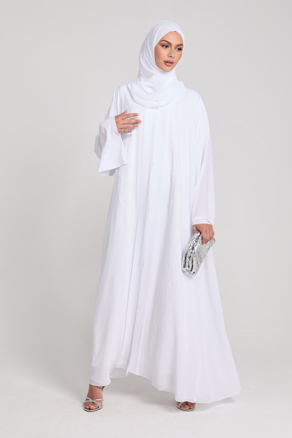 عباية فاخرة مفتوحة مزينة بالكريستال الأبيض مع تفاصيل مطوية في الخلف