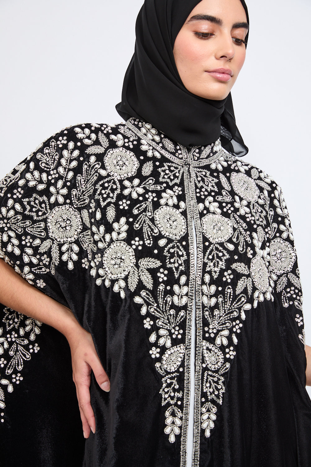 عباءة مخملية فاخرة مزينة باللؤلؤ والكريستال - أسود