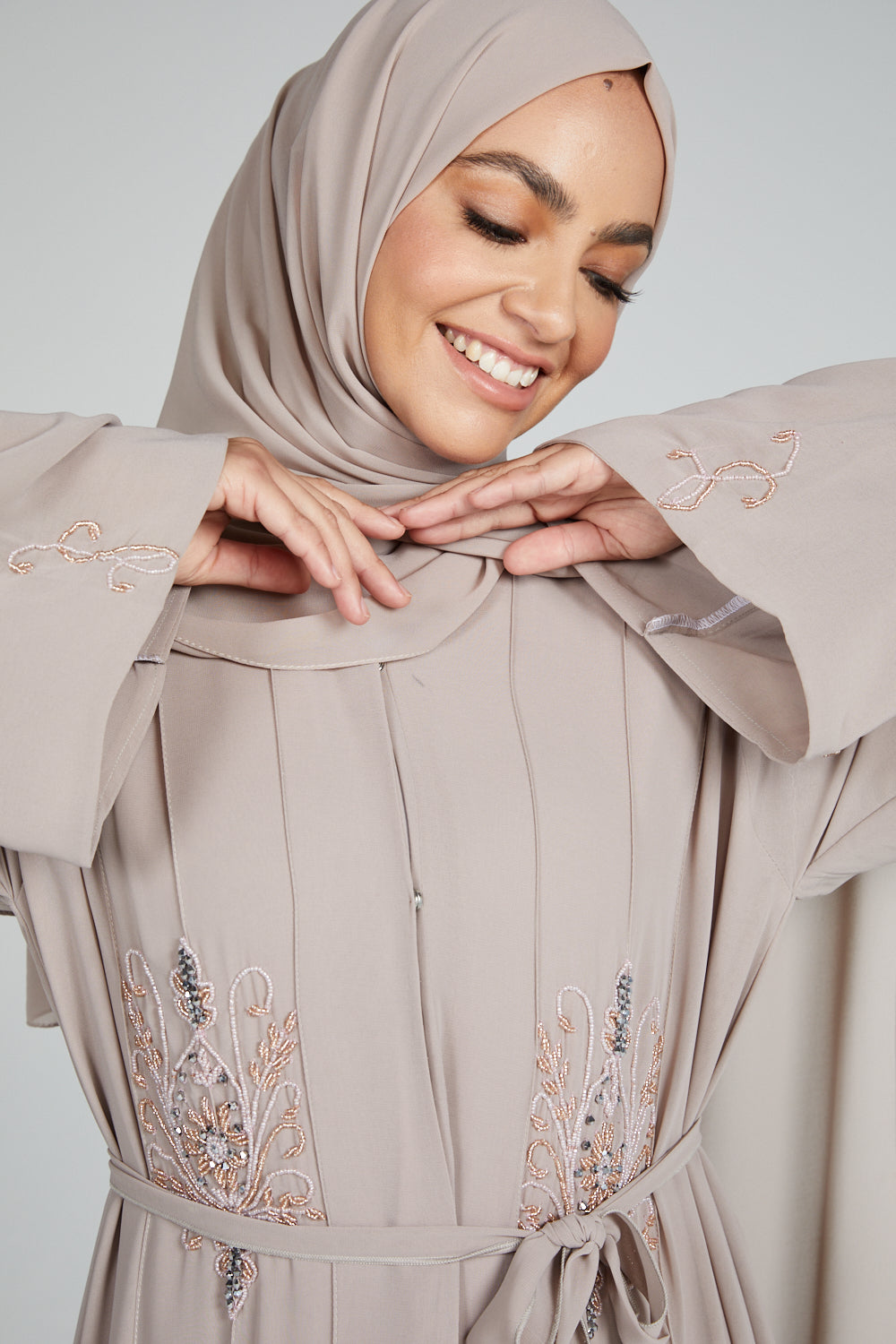 عباية مفتوحة مزينة بأوراق شجر الورد الفاخرة - أسود