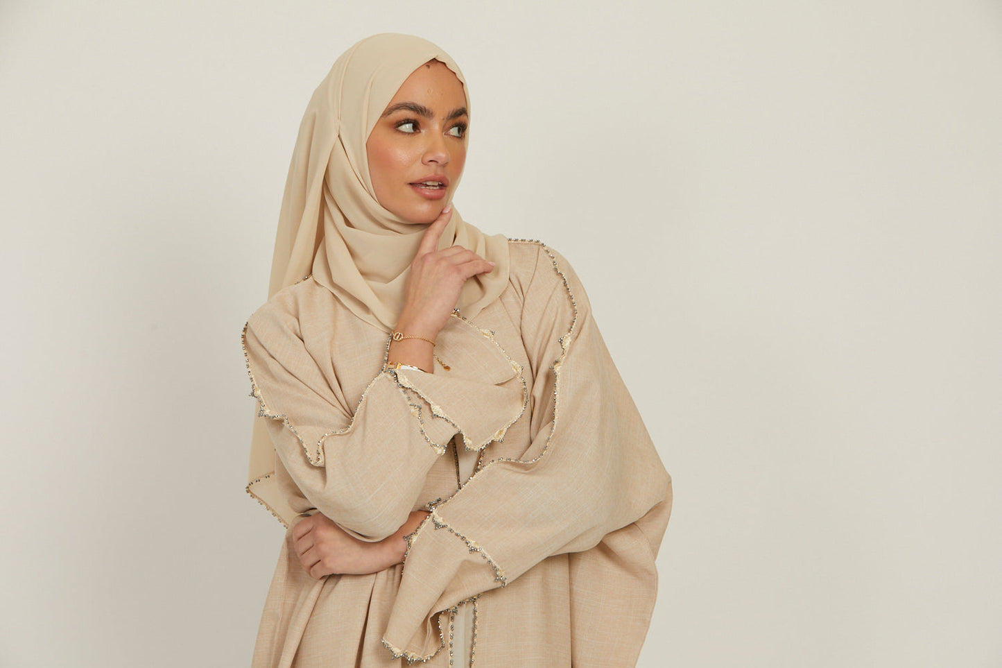 عباية مفتوحة مزينة بأوراق شجر الورد الفاخرة - أسود