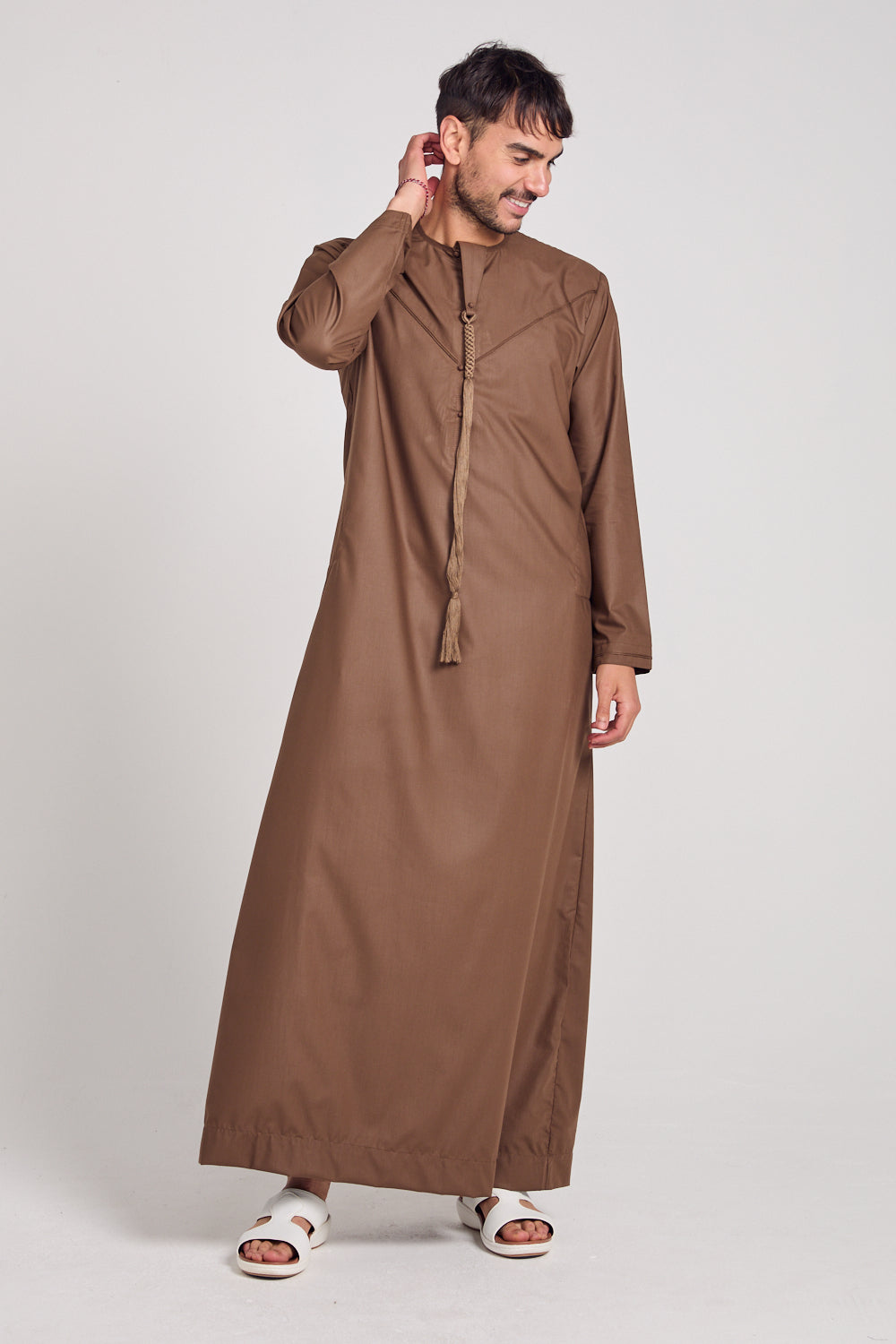 ثوب إماراتي فاخر مع تفاصيل مطوية - تافي
