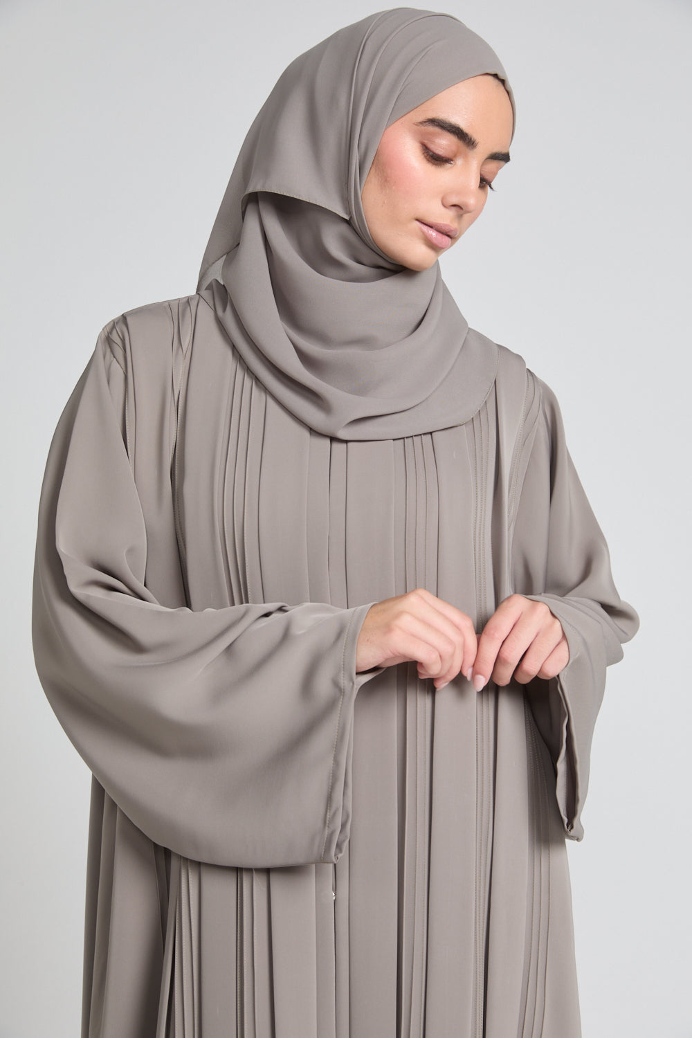 عباية مفتوحة فاخرة بتفاصيل مطوية - زيتوني بني